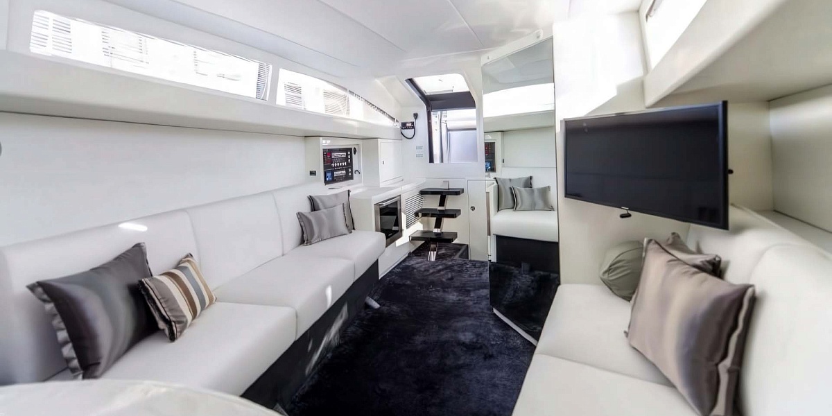 Аренда яхты Liquid spirit во Франции - диваны и тв в мастер-каюте